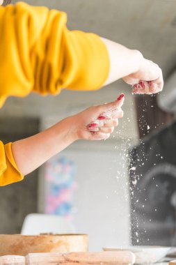 el demir kasede elek ile un eleyerek