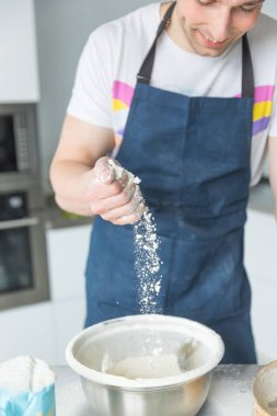 el demir kasede elek ile un eleyerek