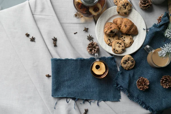 Крупним планом печиво, круасани, чай, кава, шишки на столі . — стокове фото