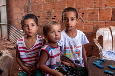 Planaltina Goias, Brezilya 28th Nisan 2018--üç kardeşi Planaltina, küçük topluluk Brasilia, başkenti yakınında yaşayan gıda bazı yardım alma.