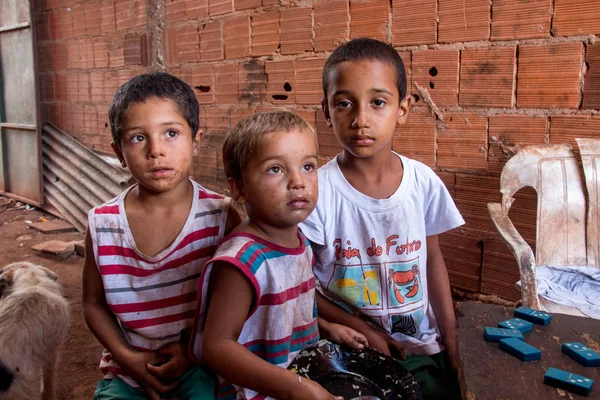 Planaltina Goias, Brezilya 28th Nisan 2018--üç kardeşi Planaltina, küçük topluluk Brasilia, başkenti yakınında yaşayan gıda bazı yardım alma.