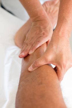 Bir adamın ayak bileği ve Shin Masaj Masaj terapisti 
