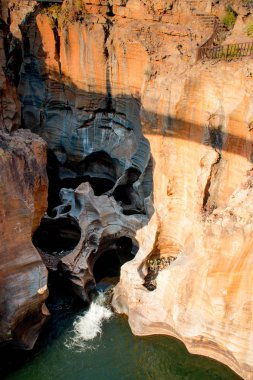 Mpumalanga Güney Afrika Blyde River Canyon yakınındaki Bourkes şans çukurların görünümünü 
