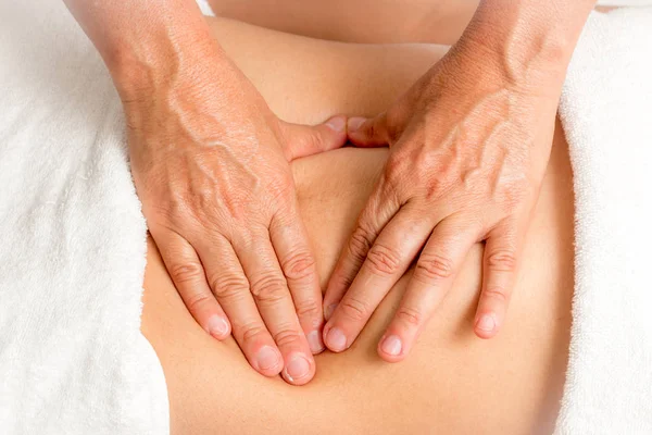 Massagista Massageando Estômago Uma Mulher — Fotografia de Stock