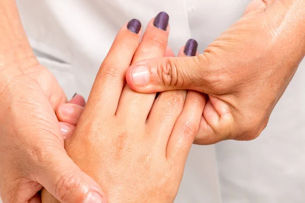 Massagetherapeutin Massiert Sanft Die Hand Einer Frau — Stockfoto