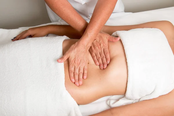 Massagista Massageando Estômago Uma Jovem — Fotografia de Stock