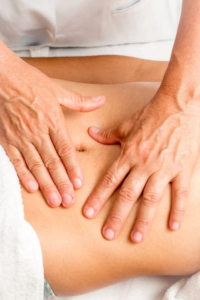 Massageterapeut Massera Ung Kvinnas Mage — Stockfoto