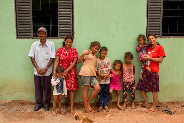 Planaltina, Gois, Brezilya-Ocak 26, 2019: Çocuklarını ya da torunları onların ev dışında duran ile yaşlı bir adamın. 