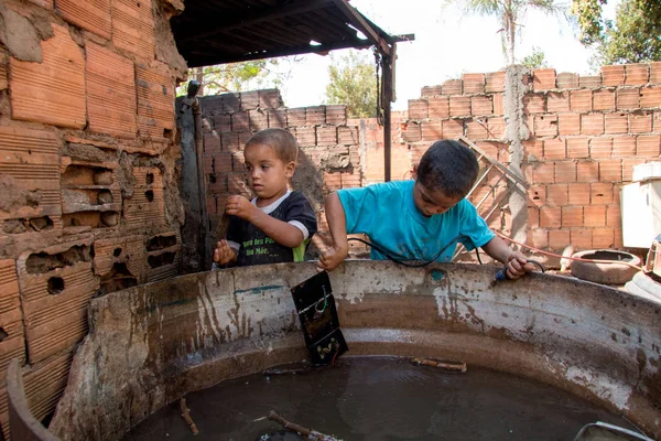 Planaltina Gois Brasil Agosto 2018 Dois Irmãos Brincando Tanque Água — Fotografia de Stock