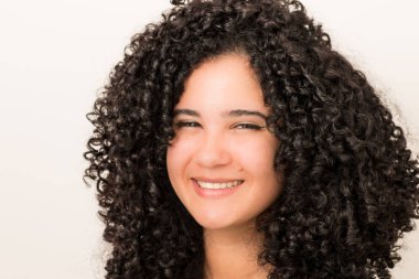 Güzel genç kız modeli ile büyük siyah kıvırcık saç 