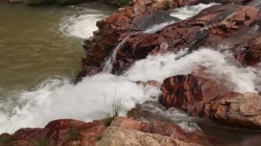 Brezilya Savannas küçük bir şelale üzerinde aşağı bakıyor  