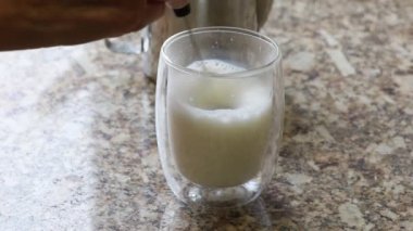 Bir Cappuccino yapmak bir el Blender ile frothing süt