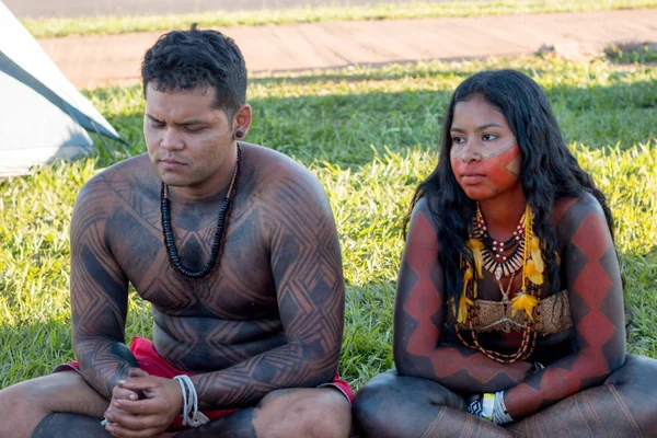 巴西利亚 2019年4月25日 来自巴西不同地区的土著印第安人来到首都巴西利亚 参加一项名为 阿坎帕门托 利夫雷2019 自由土地营地 的运动 要求政府获得土地 — 图库照片