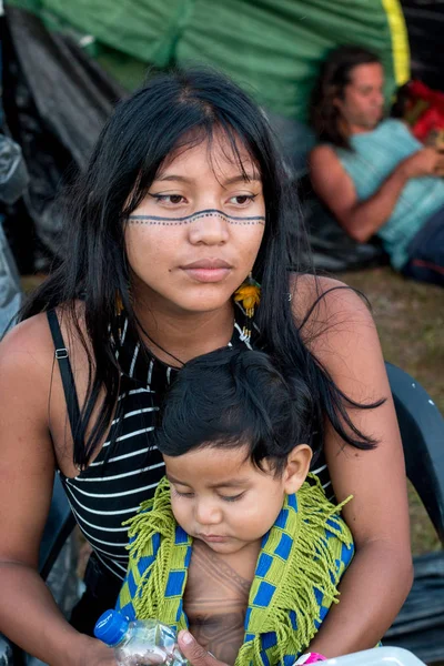Brasilia, Brezilya-25 Nisan 2019: Brezilya'nın farklı bölgelerinden gelen yerli Hintliler, hükümetten toprak elde etmek için Acampamento Terra Livre 2019 (Özgür Topraklar Için Kamp) adlı bir hareketle, başkent Brasilia'ya indiler. 