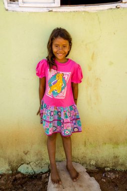 Planaltina, Gois, Brezilya-27 Nisan 2019: Planaltina yoksul toplumda evinin önünde duran genç bir kız