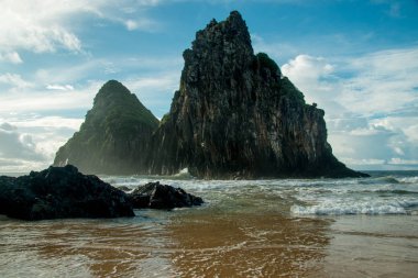 Brezilya'da Dois Irmaos veya İki Kardeş olarak bilinen Fernando de Noronha Adası'nda iki Kaya Oluşumu 
