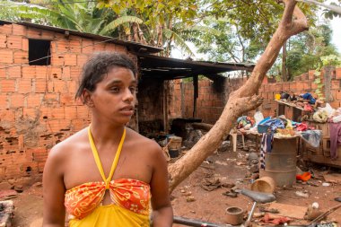 Planaltina, Gois, Brezilya-28 Nisan 2018: Genç bir anne, yoksul geçim inkişatları hakkında yardım görevlisiyle konuşuyor