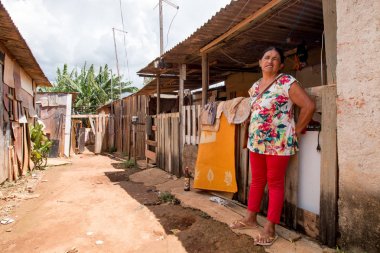 Planaltina, Gois, Brezilya-Febuary 23, 2018: yoksul bir kadın yasadışı inşa edilmiş evinin önünde duruyor, Planaltina yoksul şehirde bir işgali olarak bilinen