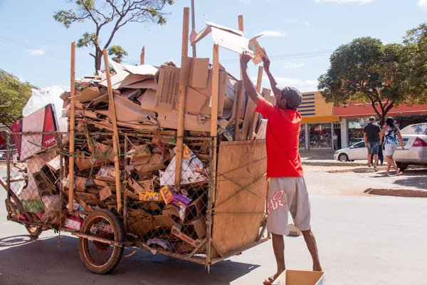 Planaltina, Gois, Brezilya-27 Temmuz, 2019: Ev yapımı bir arabada geri dönüşüm için karton toplama bir adam