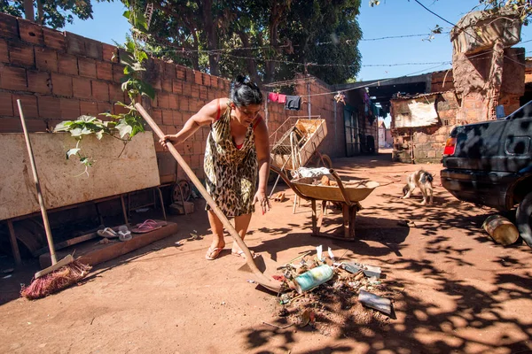 Planaltina Goais Brazil July 2018 Woman Sweeping Trash Her Backyard — Stock Photo, Image