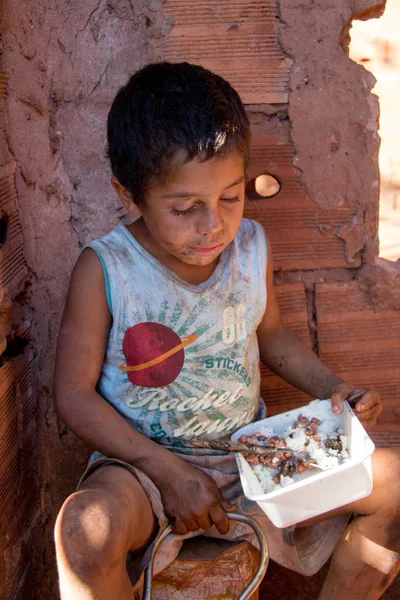 Planaltina Gois Brazilië Juli 2018 Een Arme Jongen Zitten Eten — Stockfoto