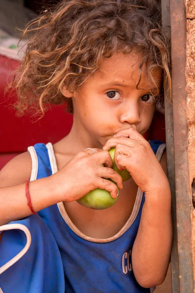 Planaltina Goais Brasil Outubro 2018 Uma Menina Sentada Fora Casa — Fotografia de Stock