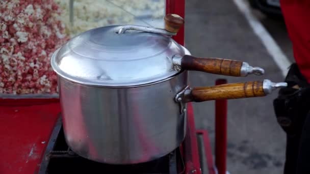 Straatverkoper Maakt Een Verse Partij Popcorn — Stockvideo