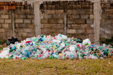Brezilya, Brezilya 30 Eylül 2019: Evsizler tarafından geri dönüşüm için toplanan büyük bir plastik şişe ve kutu yığını  