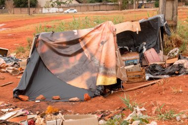 Brasilia, Brezilya, 7 Ekim 2019: Brasilia 'nın kuzeyinde Plastik ve Kartondan yapılmış Evsizler için Barınak.