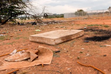 Brasilia, Brezilya, 7 Ekim 2019: Brasilia Şehir Limitleri 'nde bir şilte yasadışı olarak terk edildi ve yakıldı. 