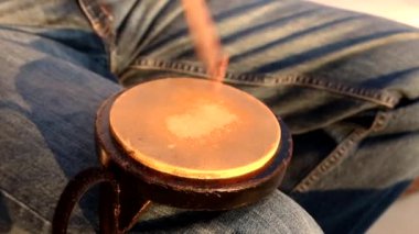 Eskimiş Pad kayışı üzerinde davul el tekniği pratiği yapan bir adam.