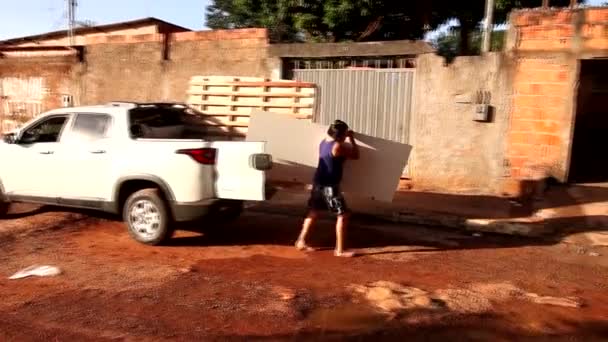 2020年5月30日ブラジル ガイアス州プランティナ市ピックアップトラックから寄贈家具を家に運ぶ女性 — ストック動画
