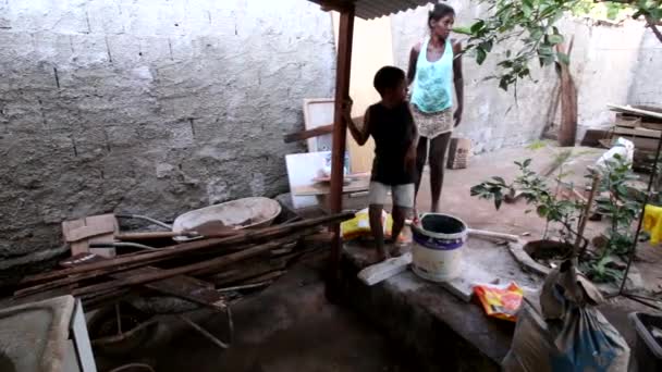 Planaltina Goias Brasilien Maj 2020 Ung Pojke Som Lägger Trä — Stockvideo