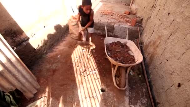 Планина Гояс Бразилия Мая 2020 Года Мальчик Помогающий Убирать Завалы — стоковое видео