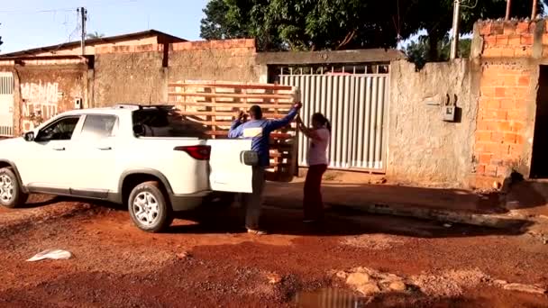 Planaltina Goias Brasil Mayo 2020 Hombre Una Mujer Descargando Muebles — Vídeo de stock