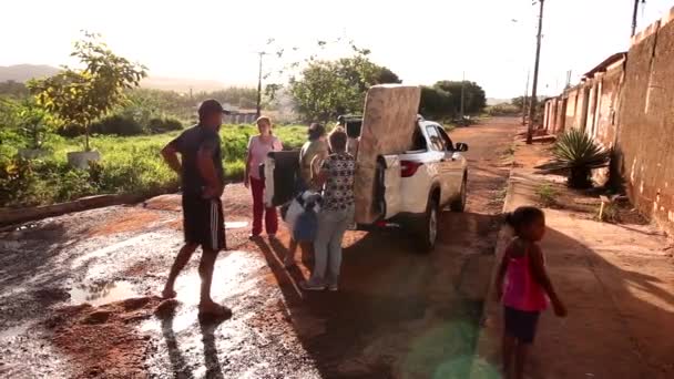 Planaltina Goias Brasil Mayo 2020 Grupo Personas Que Descarga Muebles — Vídeo de stock