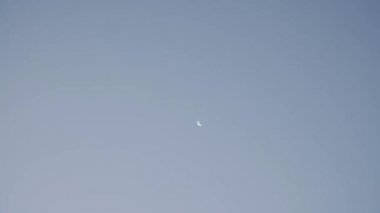 Uçan İHA havada süzülüyor Hilal bir ayı geçiyor