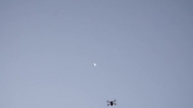 Uçan İHA havada süzülüyor Hilal bir ayı geçiyor
