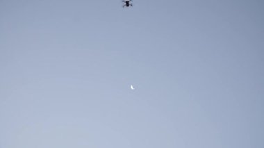 Uçan İHA havada süzülüyor Hilal bir ayı geçiyor