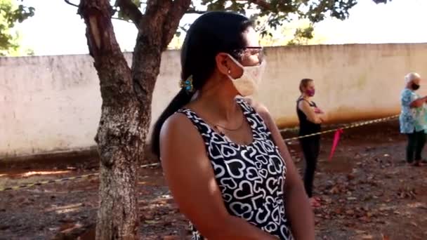 Planaltina Goias Brazil June 2020 Μια Γυναίκα Προστατευτική Μάσκα Περιμένει — Αρχείο Βίντεο