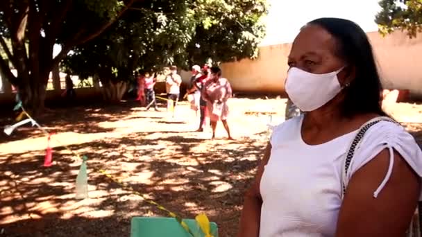 Planaltina Goias Brazil June 2020 보호용 마스크를 도시의 센터에서 식량을 — 비디오