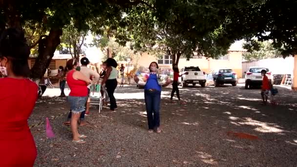 2020年6月13日ブラジル ガイアス州プランティナにある地元の給食センターでは 貧しい人々に食べ物や衣服を手渡す一方で 誰もが保護マスクを着用しています — ストック動画