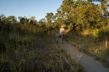 Brezilya 'nın kuzeybatısındaki Burle Marx Park' ta yürüyüş parkında eğlenen bir adam.