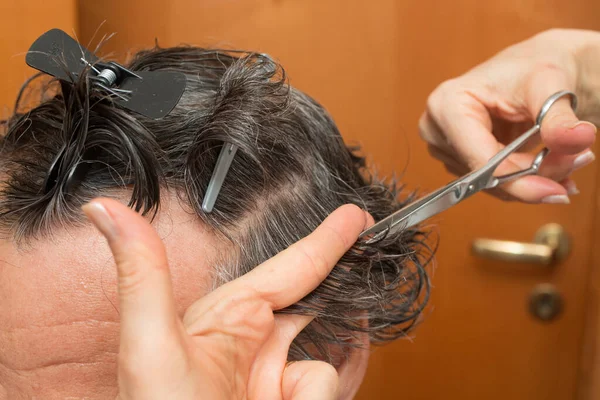 Hombre Mayor Consiguiendo Corte Pelo Casa —  Fotos de Stock