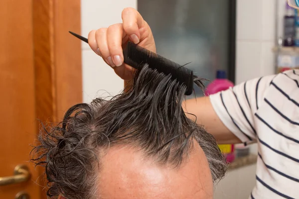 Hombre Mayor Consiguiendo Corte Pelo Casa —  Fotos de Stock