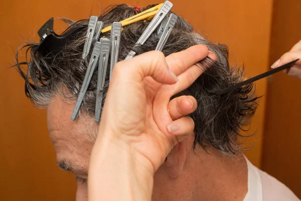 Senior Man Met Haarspeldjes Zijn Haar Krijgt Een Kapsel Thuis — Stockfoto