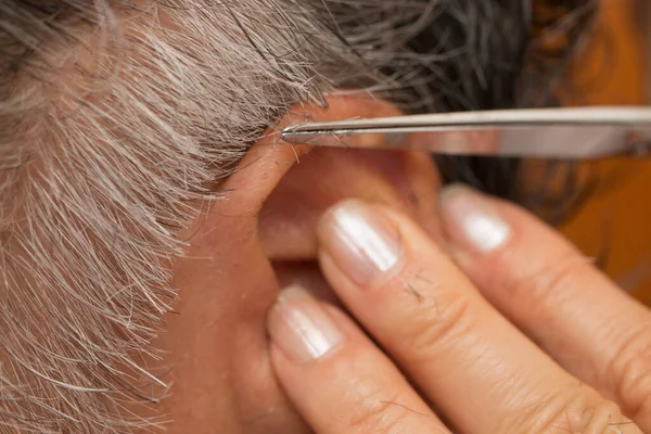 Hombre Mayor Consiguiendo Corte Pelo Casa — Foto de Stock