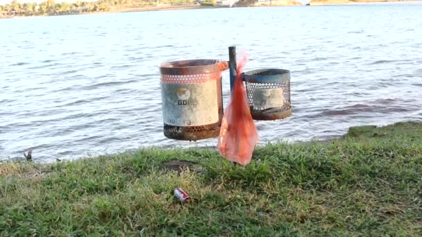 Brazylia Września 2020 Kosze Śmieci Umieszczone Wzdłuż Brzegu Jeziora Paranoa — Wideo stockowe