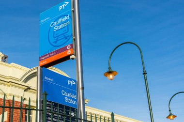 Caulfield, Avustralya - 17 Şubat 2018: Caulfield Tren İstasyonu 1879 yılında inşa edilmiştir. Pakenham, Skye ve Ankara satırlarındaki bir Melbourne Metro kent Tren İstasyonu.