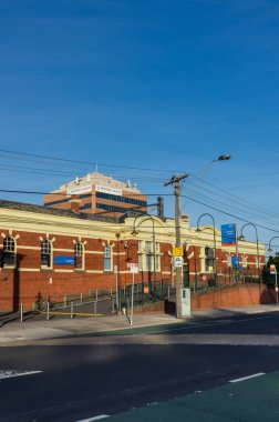 Caulfield, Avustralya - 17 Şubat 2018: Caulfield Tren İstasyonu 1879 yılında inşa edilmiştir. Pakenham, Skye ve Ankara satırlarındaki bir Melbourne Metro kent Tren İstasyonu.